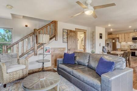 Cabin~Views~Heart Of Town~W&D~Fireplace~Kitchen วูดแลนด์พาร์ค ภายนอก รูปภาพ