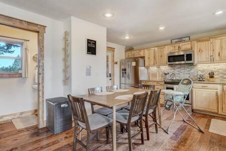 Cabin~Views~Heart Of Town~W&D~Fireplace~Kitchen วูดแลนด์พาร์ค ภายนอก รูปภาพ